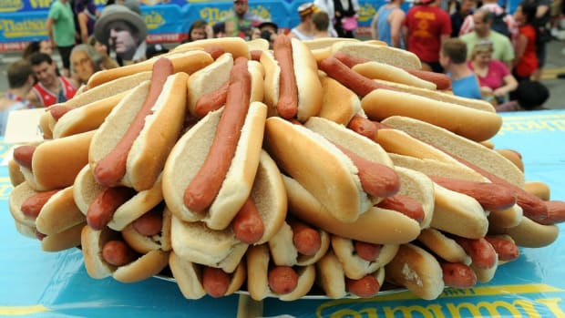 pirates-hot-dog-caramel-mac-dog.jpg